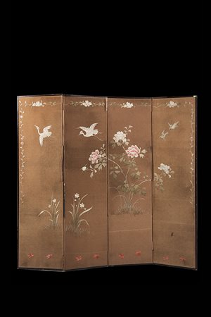 Paravento a quattro ante con ricami in seta di fiori e uccelli Giappone, sec....