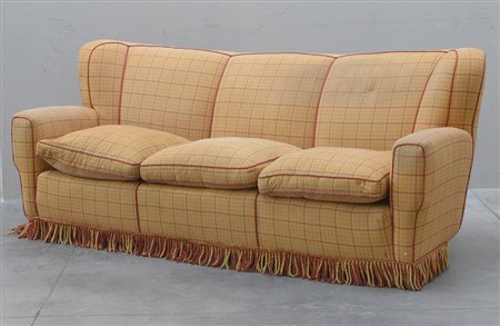 Divano imbottito a tre posti con struttura in legno e rivestimento in tessuto...