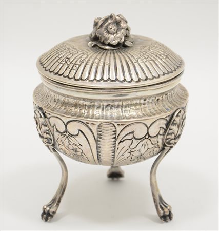 Zuccheriera tripode in argento di forma circolare decorata a volute, motivi...