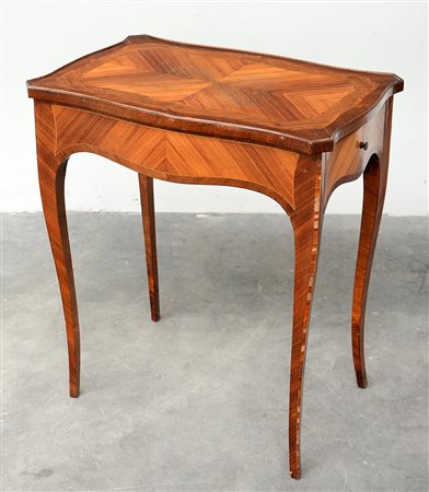 Tavolino da centro lastronato in bois de rose e bois violet con cassetto...