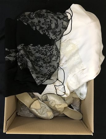 Cartone di biancheria intima decorata con pizzi vari uniti ad un paio di...