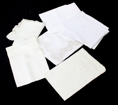 Lotto composto da federe in cotone e lino, alcune decorate con pizzo...