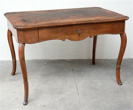 Tavolo scrittoio in noce con piano lastronato e cassetto sottopiano, quattro...