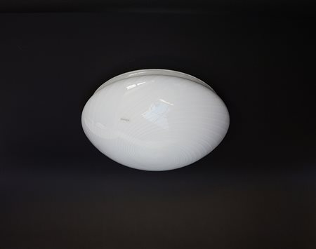 Paralume in vetro lattimo a canne ritorte. Produzione recente. Recante...