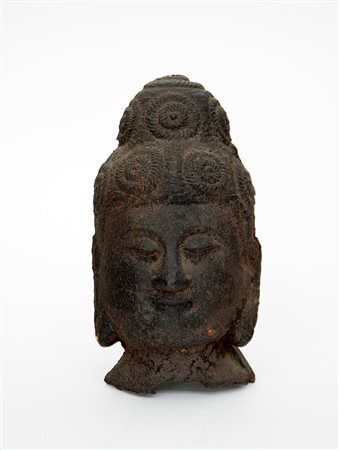 Testa di kannon in ferro, base in legno. Giappone, sec. XIX (h.24 cm.)-EN.
