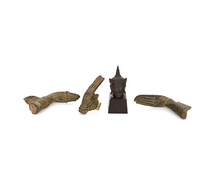 Frammenti di scultura: una testa e tre mani in bronzo di scultura Buddhista...