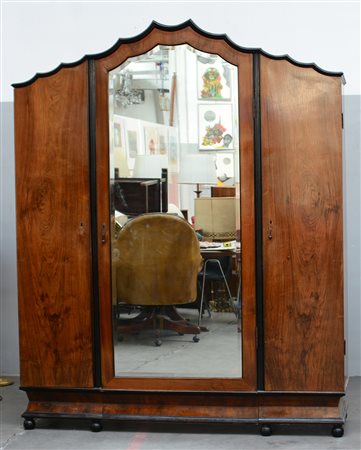 Armadio déco di gusto barocchetto ispirato agli stilemi di Piero Portaluppi a...