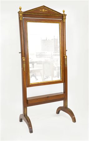 Psiche in mogano con montanti decorati a mezze colonne, fregi e pinnacoli...