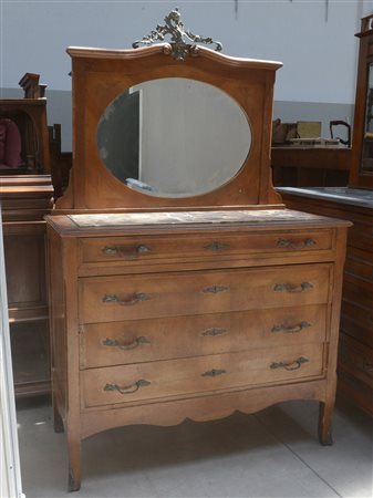 Comò con specchiera a tre cassetti e mezzo. Inizio sec. XX (cm...