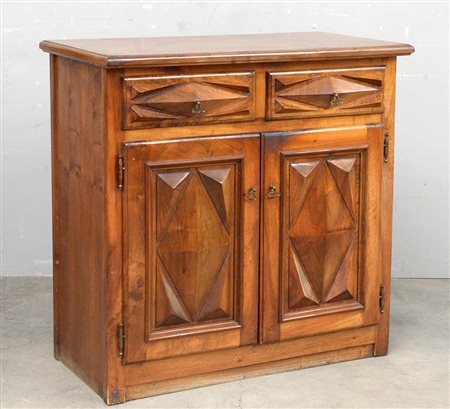 Credenzina da centro a due cassetti e due sportelli su ambo i lati con...