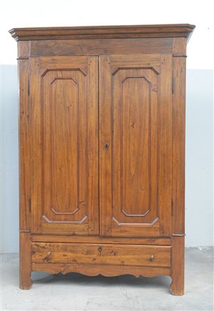Armadio in legno dolce a due battenti incorniciati ed un cassetto alla base....