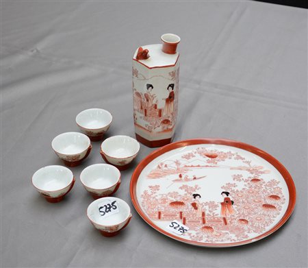 Servizio da sakè in porcellana policroma composto da una bottiglia, un...