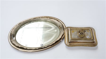 Lotto composto da due vassoi ovali, di cui uno con bordo laminato in argento,...
