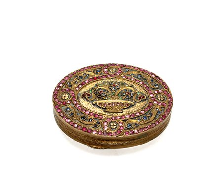 Snuffbox in metallo di forma ovale dcorata sul coperchio con piccoli zaffiri,...