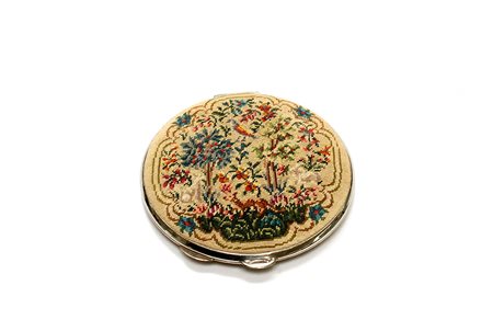 Portacipria di forma tonda con parte superiore decorata da ricamo a piccolo...