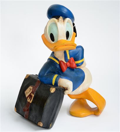 "Paperino viaggiatore"Resina policroma. Marcato "© DISNEY". (h cm 51)...