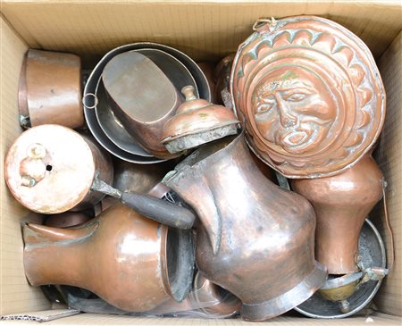 Cartone contenente numerose forme da budino di piccole dimensioni e altri...