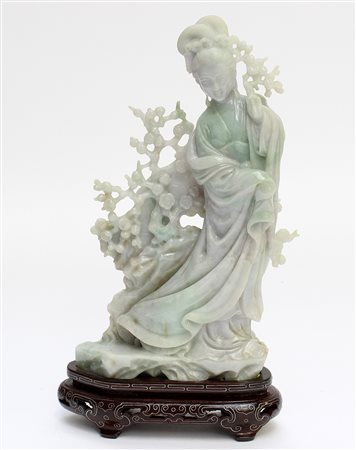 Scultura in giadeite raffigurante dama dalle lunghe vesti tra rami di pruno...