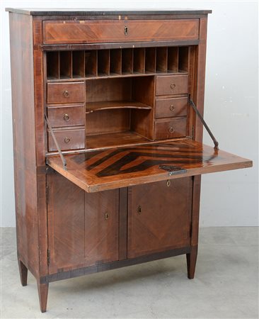 Secretaire lastronato in noce e filettato in legno chiaro con fronte ad un...