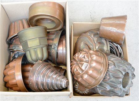 Lotto composto da numerose tortiere e forme da budino in rame, di diversa...