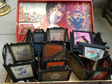 Lotto composto da nove lanterne cinesi in legno e carta di riso dipinta in...