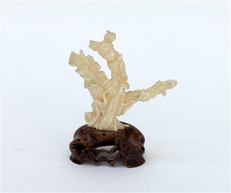 Piccola scultura in corallo trattato raffigurante donna tra rami in fiore, su...