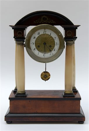 Pendola viennese con colonnine in alabastro, movimento con carica...