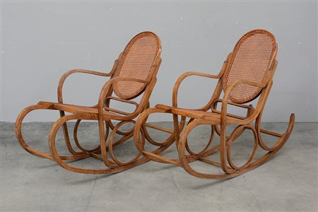 Coppia di sedie a dondolo. Produzione centro europea, prima metà secolo XX....