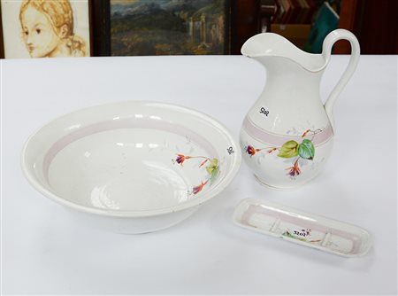Manifattura di Richard, servizio da toilette in ceramica composto da un...