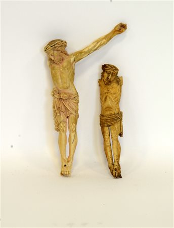 Lotto composto da due sculture in avorio di epoche diverse raffiguranti...