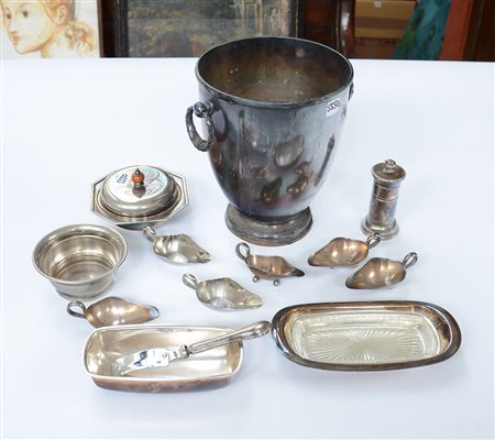 Lotto composto da un portaghiaccio ed altri dieci oggetti in metallo...