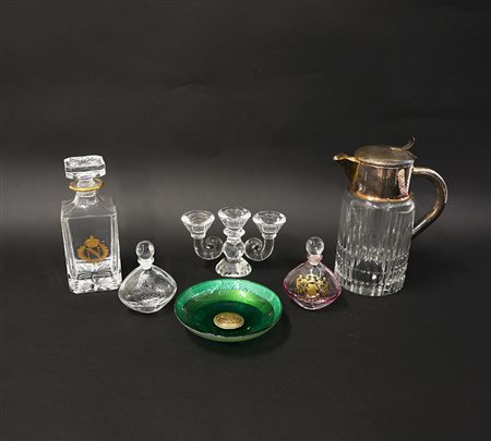 Lotto composto da un versatoio con presa e beccuccio in metallo, una...