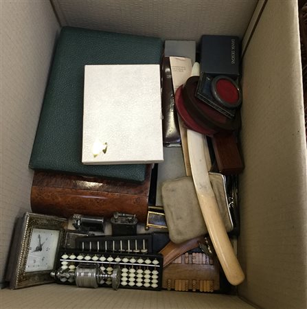 Cartone contenente numerosi oggetti per usi differenti fra cui giochi da...