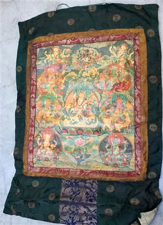 Thangka policromo con varie divinità, montato su seta (cm 78x63,5)Area...