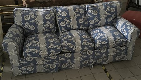 Divano letto a tre posti con rivestimento in tessuto a fiori su fondo celeste...