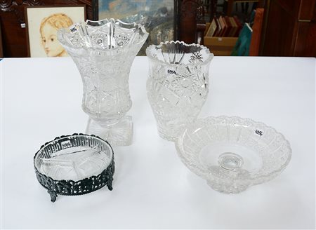 Lotto composto da due vasi e due centrotavola in cristallo molato, vetro e...