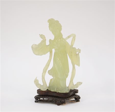 Scultura in pietra dura raffigurante dama dalle lunghe vesti con ventaglio,...