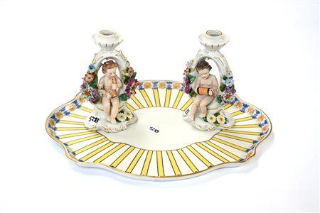 Manifatture diverse, lotto composto da una coppia di candelieri decorati con...