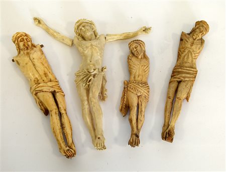 Lotto composto da quattro sculture in avorio di epoche diverse raffiguranti...