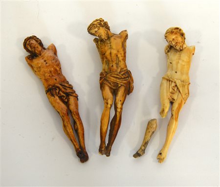 Lotto composto da tre sculture in avorio di epoche diverse raffiguranti...
