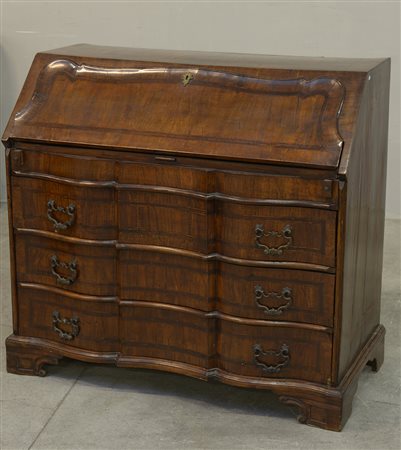 Ribalta a tre cassetti lastronata in noce con fronte a doppia mossa, calatoia...