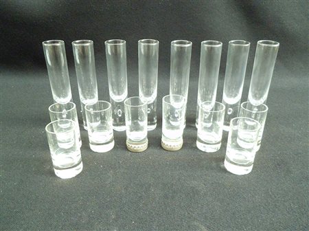 Lotto di otto bicchieri da vodka e otto bicchierini da liquore (difetti)
