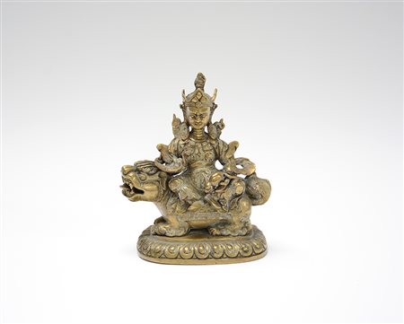 Scultura in bronzo raffigurante divinità seduta su un leone (lievi...