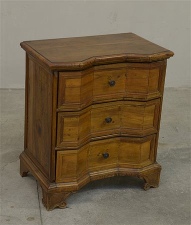 Cassettoncino a tre cassetti in stile seicentesco, cassetti e fianchi...