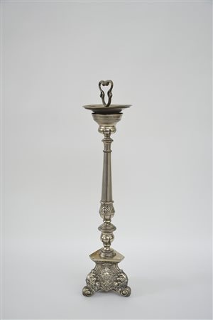 Antico candeliere in metallo decorato a motivi vegetali trasforamto in...