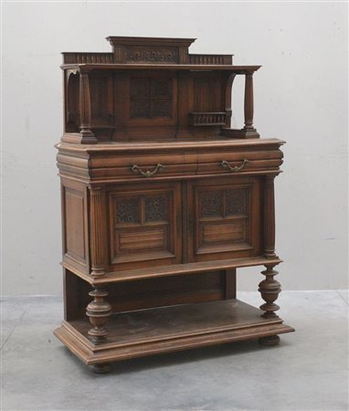 Credenza in stile rinascimentale a due ante intagliate a motivi fogliacei...