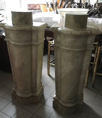 Coppia di basamenti a semi colonna in legno laccato a effetto marmo con...