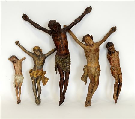 Lotto composto da cinque sculture in legno policromo di epoche diverse...