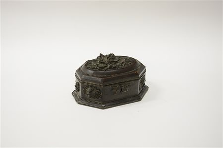 Cofanetto portagioie di forma ottagonale in legno rivestito in cuoio e...