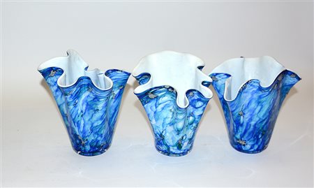 Lotto composto da tre vasi a fazzoletto in vetro a decoro marmorizzato nei...